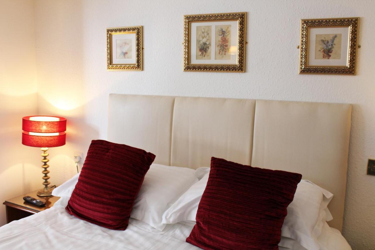 The Lion Hotel Buckden  Екстер'єр фото